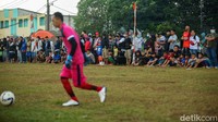 Penonton tampak memadati Lapangan Ceringin, Bojong Gede, Jawa Barat.