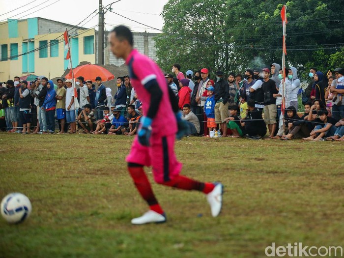 Sejumlah pemain sepakbola bermain di Lapangan Ceringin, Bojong Gede, Jawa Barat, Minggu (3/1/2020). Liga 1 yang tak kunjung digelar membuat sejumlah pemain profesional kini ikut bermain pertandingan antar kampung atau tarkam.