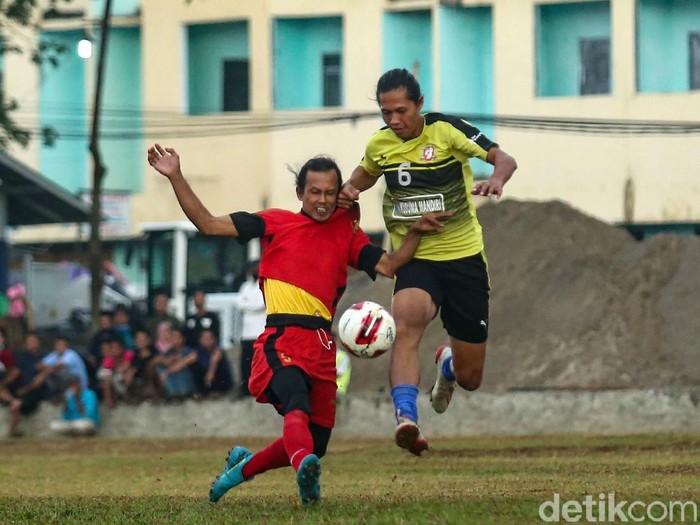 Sejumlah pemain sepakbola bermain di Lapangan Ceringin, Bojong Gede, Jawa Barat, Minggu (3/1/2020). Liga 1 yang tak kunjung digelar membuat sejumlah pemain profesional kini ikut bermain pertandingan antar kampung atau tarkam.