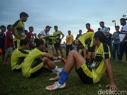 Sampai saat ini belum ada kepastian dari PSSI maupun PT Liga Indonesia Baru (LIB) soal perizinan kelanjutan kompetisi dari kepolisian, meski Liga 1 direncanakan lanjut Februari 2021.