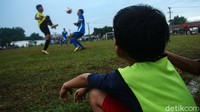 Tak jelasnya nasib kompetisi membuat para pemain memilih beberapa pemain Shopee Liga 1 hingga Liga 2 banyak yang mencari nafkah sampingan dengan bermain Tarkam. 