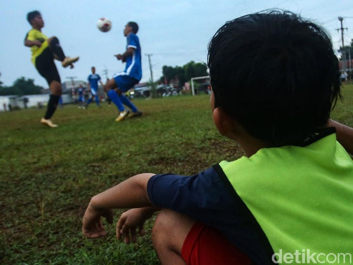 Sejumlah pemain sepakbola bermain di Lapangan Ceringin, Bojong Gede, Jawa Barat, Minggu (3/1/2020). Liga 1 yang tak kunjung digelar membuat sejumlah pemain profesional kini ikut bermain pertandingan antar kampung atau tarkam.