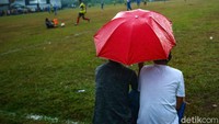 Hujan tak menyurutkan semangat warga untuk menonton sepakbola yang menghadirkan beberapa pemain Shopee Liga 1.