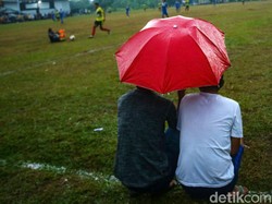 Hujan tak menyurutkan semangat warga untuk menonton sepakbola yang menghadirkan beberapa pemain Shopee Liga 1.