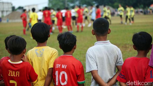 Sejumlah pemain sepakbola bermain di Lapangan Ceringin, Bojong Gede, Jawa Barat, Minggu (3/1/2020). Liga 1 yang tak kunjung digelar membuat sejumlah pemain profesional kini ikut bermain pertandingan antar kampung atau tarkam.