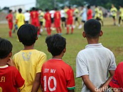 Beberapa warga juga turut membawa anak-anak mereka untuk menonton pertandingan itu.