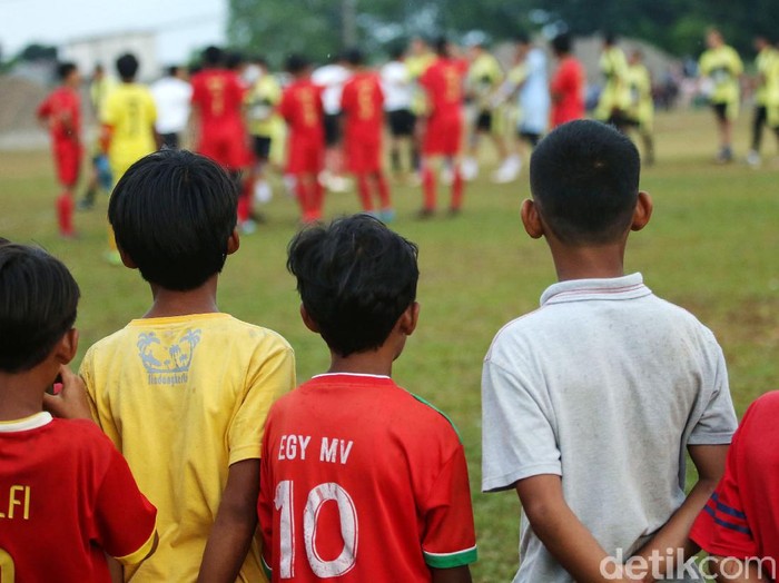 Sejumlah pemain sepakbola bermain di Lapangan Ceringin, Bojong Gede, Jawa Barat, Minggu (3/1/2020). Liga 1 yang tak kunjung digelar membuat sejumlah pemain profesional kini ikut bermain pertandingan antar kampung atau tarkam.