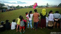 Penonton tampak tertib berdiri di samping garis lapangan. Namun ada beberapa di antara mereka yang melewati batas garis.