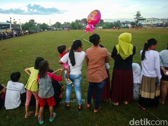 Sejumlah pemain sepakbola bermain di Lapangan Ceringin, Bojong Gede, Jawa Barat, Minggu (3/1/2020). Liga 1 yang tak kunjung digelar membuat sejumlah pemain profesional kini ikut bermain pertandingan antar kampung atau tarkam.