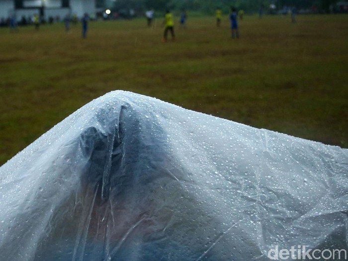 Sejumlah pemain sepakbola bermain di Lapangan Ceringin, Bojong Gede, Jawa Barat, Minggu (3/1/2020). Liga 1 yang tak kunjung digelar membuat sejumlah pemain profesional kini ikut bermain pertandingan antar kampung atau tarkam.