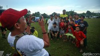 Sejumlah anak foto bersama dengan pemain idamannya.