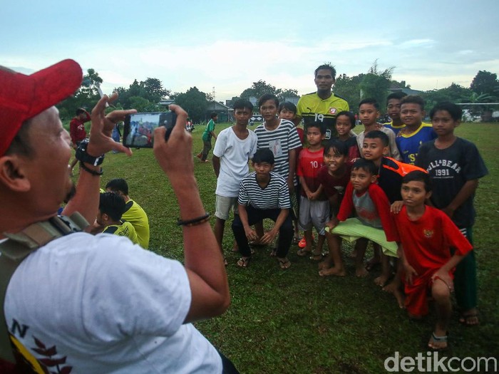 Sejumlah pemain sepakbola bermain di Lapangan Ceringin, Bojong Gede, Jawa Barat, Minggu (3/1/2020). Liga 1 yang tak kunjung digelar membuat sejumlah pemain profesional kini ikut bermain pertandingan antar kampung atau tarkam.