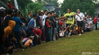 Sejumlah pemain yang biasa bertanding di Shopee Liga 1 ikut pertandingan antar kampung atau tarkam di Lapangan Ceringin, Bojong Gede, Jawa Barat, Minggu (3/1/2020).