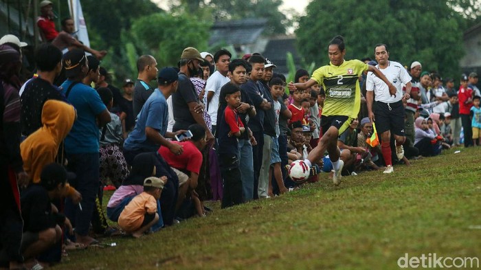 Sejumlah pemain sepakbola bermain di Lapangan Ceringin, Bojong Gede, Jawa Barat, Minggu (3/1/2020). Liga 1 yang tak kunjung digelar membuat sejumlah pemain profesional kini ikut bermain pertandingan antar kampung atau tarkam.