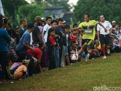 Sejumlah pemain yang biasa bertanding di Shopee Liga 1 ikut pertandingan antar kampung atau tarkam di Lapangan Ceringin, Bojong Gede, Jawa Barat, Minggu (3/1/2020).