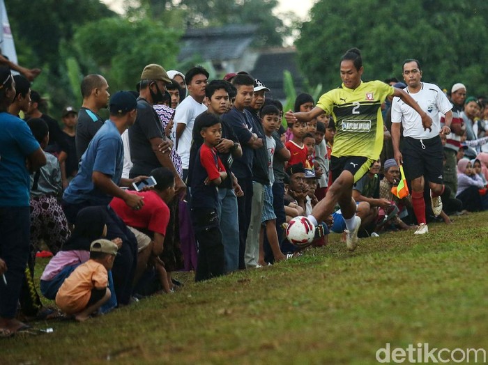 Sejumlah pemain sepakbola bermain di Lapangan Ceringin, Bojong Gede, Jawa Barat, Minggu (3/1/2020). Liga 1 yang tak kunjung digelar membuat sejumlah pemain profesional kini ikut bermain pertandingan antar kampung atau tarkam.