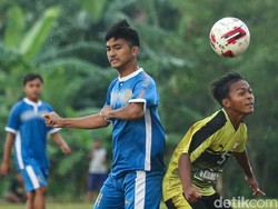 Mereka tergabung dalam satu tim untuk melawan tiga tim di lapangan ini secara bergantian.