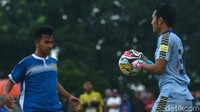 Liga 1 yang tak kunjung digelar membuat mereka ikut bermain pertandingan antar kampung atau tarkam.