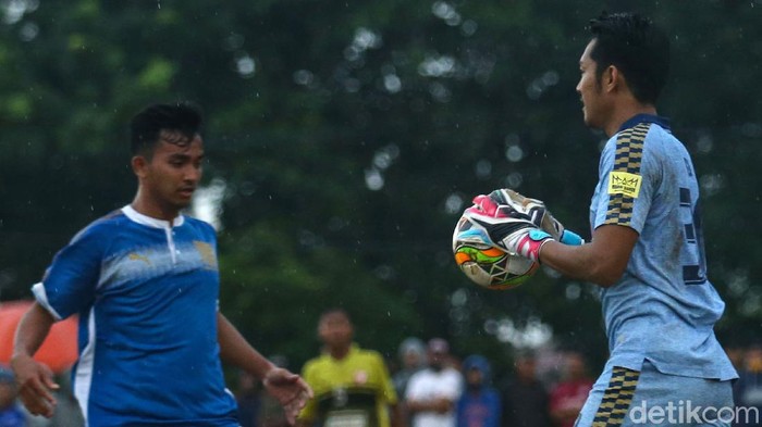 Sejumlah pemain sepakbola bermain di Lapangan Ceringin, Bojong Gede, Jawa Barat, Minggu (3/1/2020). Liga 1 yang tak kunjung digelar membuat sejumlah pemain profesional kini ikut bermain pertandingan antar kampung atau tarkam.