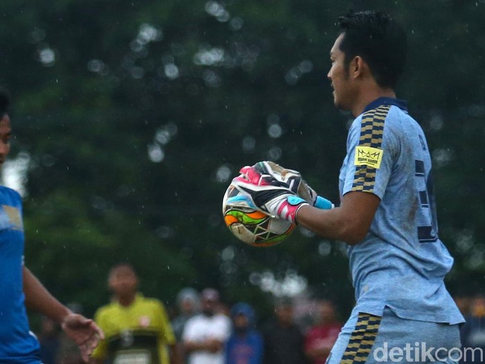 Sejumlah pemain sepakbola bermain di Lapangan Ceringin, Bojong Gede, Jawa Barat, Minggu (3/1/2020). Liga 1 yang tak kunjung digelar membuat sejumlah pemain profesional kini ikut bermain pertandingan antar kampung atau tarkam.