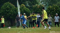 Kehadiran pemain Shopee Liga 1 membuat warga penasaran dan mendatangi lapangan Ceringin, Bojong Gede.
