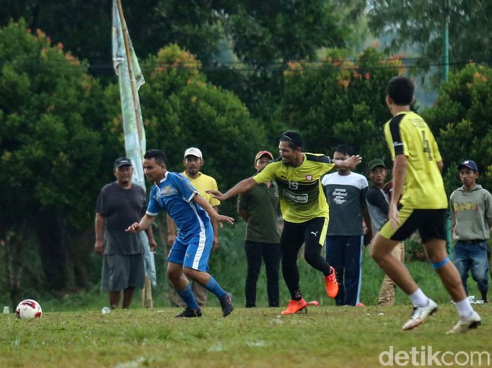 Sejumlah pemain sepakbola bermain di Lapangan Ceringin, Bojong Gede, Jawa Barat, Minggu (3/1/2020). Liga 1 yang tak kunjung digelar membuat sejumlah pemain profesional kini ikut bermain pertandingan antar kampung atau tarkam.