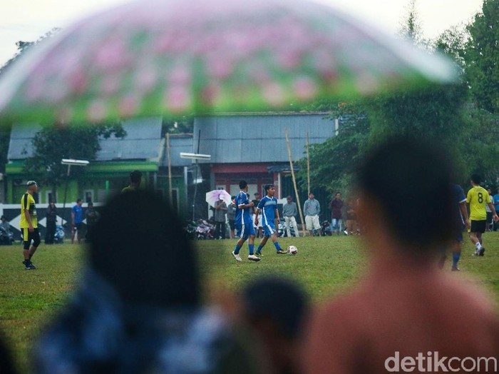 Sejumlah pemain sepakbola bermain di Lapangan Ceringin, Bojong Gede, Jawa Barat, Minggu (3/1/2020). Liga 1 yang tak kunjung digelar membuat sejumlah pemain profesional kini ikut bermain pertandingan antar kampung atau tarkam.