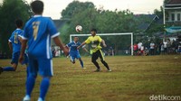 Syahroni berusaha mengontrol bola sebelum melakukan serangan ke pertahanan lawan.