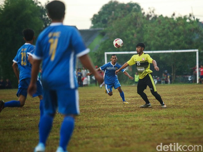 Sejumlah pemain sepakbola bermain di Lapangan Ceringin, Bojong Gede, Jawa Barat, Minggu (3/1/2020). Liga 1 yang tak kunjung digelar membuat sejumlah pemain profesional kini ikut bermain pertandingan antar kampung atau tarkam.