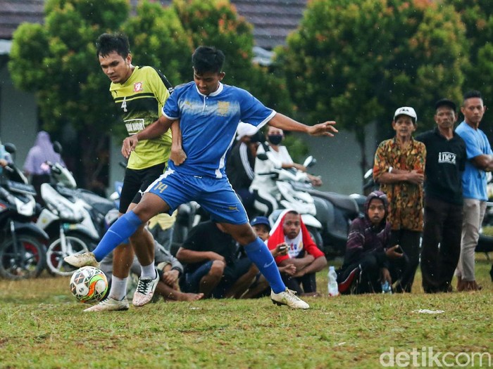 Sejumlah pemain sepakbola bermain di Lapangan Ceringin, Bojong Gede, Jawa Barat, Minggu (3/1/2020). Liga 1 yang tak kunjung digelar membuat sejumlah pemain profesional kini ikut bermain pertandingan antar kampung atau tarkam.