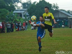 Ini salah satu aksi Hamra Hehanusa di lapangan hijau saat memperkuat Kusuma Mandiri.