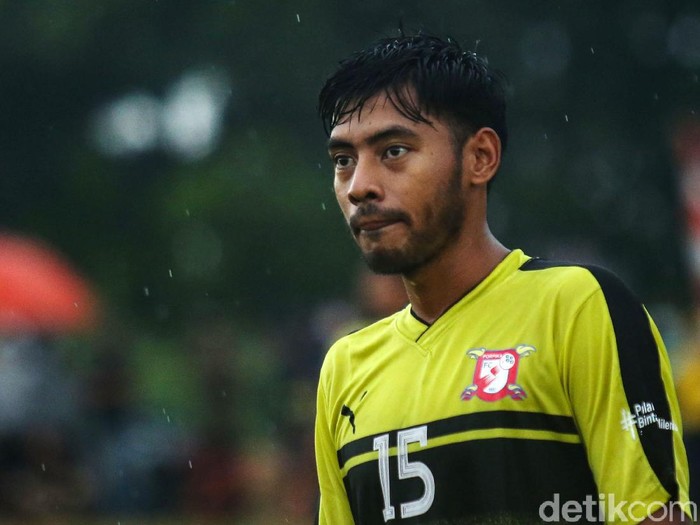 Sejumlah pemain sepakbola bermain di Lapangan Ceringin, Bojong Gede, Jawa Barat, Minggu (3/1/2020). Liga 1 yang tak kunjung digelar membuat sejumlah pemain profesional kini ikut bermain pertandingan antar kampung atau tarkam.
