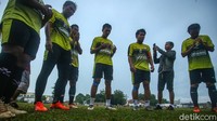 Pemain Liga 1 yang ikut tarkam antara lain Hamra Hehanusa, Rizky Darmawan, M Ridwan, Rishadi Fauzi, Syahroni, Firly Apriyansyah.