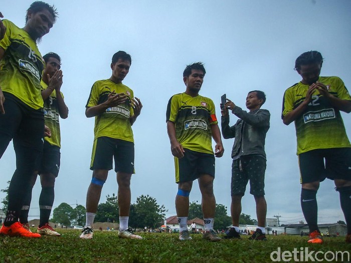 Sejumlah pemain sepakbola bermain di Lapangan Ceringin, Bojong Gede, Jawa Barat, Minggu (3/1/2020). Liga 1 yang tak kunjung digelar membuat sejumlah pemain profesional kini ikut bermain pertandingan antar kampung atau tarkam.