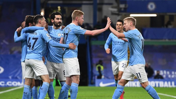 LONDON, ENGLAND - JANUARY 03: Kevin De Bruyne of Manchester City (C) celebrates after scoring their sides third goal with Oleksandr Zinchenko of Manchester City (R) during the Premier League match between Chelsea and Manchester City at Stamford Bridge on January 03, 2021 in London, England. The match will be played without fans, behind closed doors as a Covid-19 precaution. (Photo by Andy Rain -