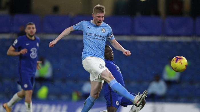 Manchester Citys Kevin De Bruyne is challenged by Chelseas NGolo Kante during the English Premier League soccer match between Chelsea and Manchester City at Stamford Bridge, London, England, Sunday, Jan. 3, 2021. (AP Photo/Ian Walton/Pool)