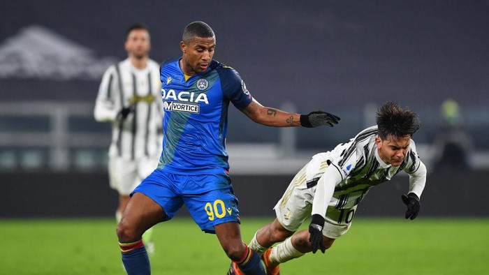 TURIN, ITALY - JANUARY 03: Marvin Zeegelaar of Udinese Calcio  battles for possession with Paulo Dybala of Juventus F.C. during the Serie A match between Juventus and Udinese Calcio at Allianz Stadium on January 03, 2021 in Turin, Italy. Sporting stadiums around Italy remain under strict restrictions due to the Coronavirus Pandemic as Government social distancing laws prohibit fans inside venues resulting in games being played behind closed doors. (Photo by Valerio Pennicino/Getty Images)