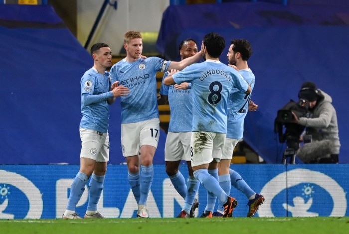 LONDON, ENGLAND - JANUARY 03: Phil Foden of Manchester City (L) celebrates after scoring their sides second goal with Kevin De Bruyne of Manchester City (2L) Raheem Sterling of Manchester City (C) Bernardo Silva of Manchester City (R) and Ilkay Gundogan of Manchester City (2R) during the Premier League match between Chelsea and Manchester City at Stamford Bridge on January 03, 2021 in London, England. The match will be played without fans, behind closed doors as a Covid-19 precaution. (Photo by Shaun Botterill/Getty Images)