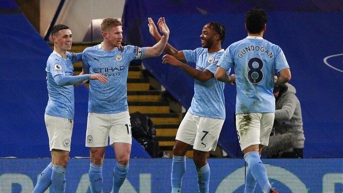 Manchester Citys Phil Foden, left, celebrates with teammate Kevin De Bruyne after scoring his sides second goal during the English Premier League soccer match between Chelsea and Manchester City at Stamford Bridge, London, England, Sunday, Jan. 3, 2021. (AP Photo/Ian Walton/Pool)