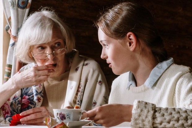 Untuk menghadapi single shaming, coba alihkan percakapan ke topik lain yang bisa memberi perspektif baru tentang status lajang