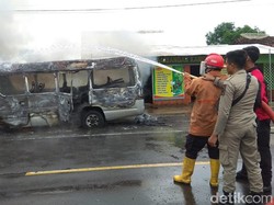 Mobil Elf Terbakar di Tepi Jalan Pantura Saat Ditinggal Sopir Makan
