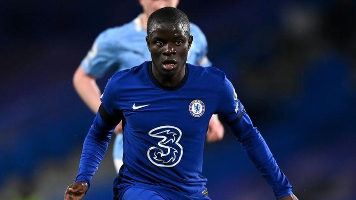 LONDON, ENGLAND - JANUARY 03:  NGolo Kante of Chelsea runs with the ball during the Premier League match between Chelsea and Manchester City at Stamford Bridge on January 03, 2021 in London, England. The match will be played without fans, behind closed doors as a Covid-19 precaution. (Photo by Shaun Botterill/Getty Images)