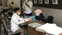 Momen Nobu Tiba di Polda, Jalani Pemeriksaan Kesehatan