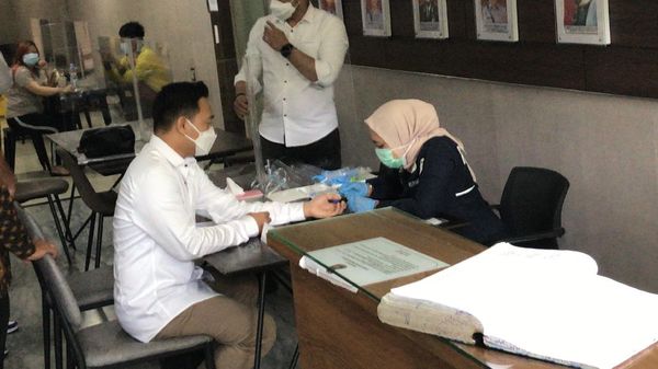 Momen Nobu Tiba di Polda, Jalani Pemeriksaan Kesehatan