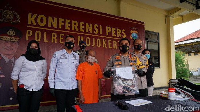 Seorang pria beristri di Kabupaten Mojokerto tega mencabuli balita perempuan. Pelaku merupakan tukang servis kulkas.