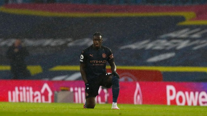 LEEDS, ENGLAND - OCTOBER 03: Benjamin Mendy of Manchester City takes a knee in support of the Black Lives Matter Movement prior to the Premier League match between Leeds United and Manchester City at Elland Road on October 03, 2020 in Leeds, England. Sporting stadiums around the UK remain under strict restrictions due to the Coronavirus Pandemic as Government social distancing laws prohibit fans inside venues resulting in games being played behind closed doors. (Photo by Jason Cairnduff - Pool/Getty Images)