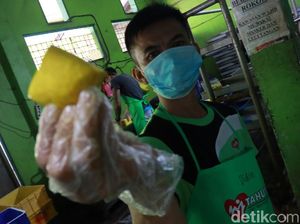 Perajin Tahu Cibuntu Bandung Naikkan Harga Demi Tetap Produksi Perajin Tahu Cibuntu Bandung Naikkan Harga Demi Tetap Produksi