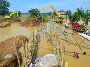 Tanggul Jebol di Sungai Gelis Diperbaiki, Telan Rp 67 M Tanggul Jebol di Sungai Gelis Diperbaiki, Telan Rp 67 M