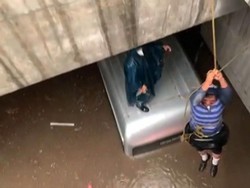 Detik-detik Evakuasi Pria Terjebak Banjir di Peru