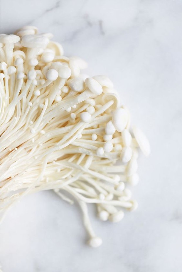 Jamur enoki atau dalam bahasa Korea yaitu, paengi beoseot.